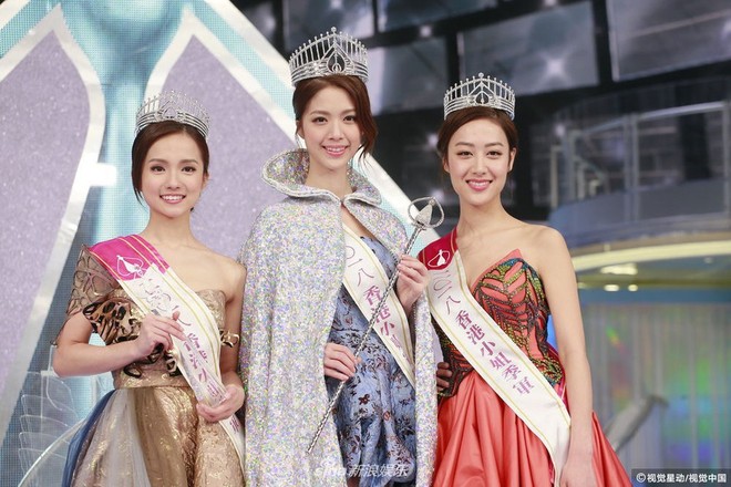Vừa đăng quang, tân Hoa hậu Hong Kong liên tục lộ khoảnh khắc hớ hênh vì váy quá ngắn - Ảnh 7.