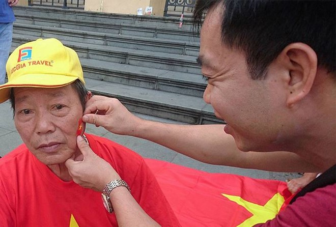 Cổ động viên Việt Nam nhuộm đỏ sân bay đi xem tứ kết ASIAD - Ảnh 1.