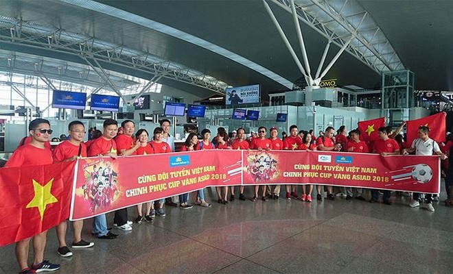Cổ động viên Việt Nam nhuộm đỏ sân bay đi xem tứ kết ASIAD - Ảnh 4.