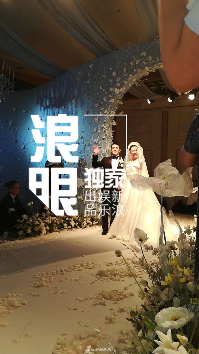 Đám cưới hot nhất hôm nay: Cô dâu Trương Hinh Dư diện váy trắng đồ sộ, nắm chặt tay chú rể tiến vào lễ đường cổ tích - Ảnh 8.