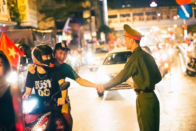 Clip anh CSGT đáng yêu dặn dò đoàn cổ động viên xuống đường ăn mừng chiến thắng: "Cứ chơi đi, đừng quậy là được" - Ảnh 4.