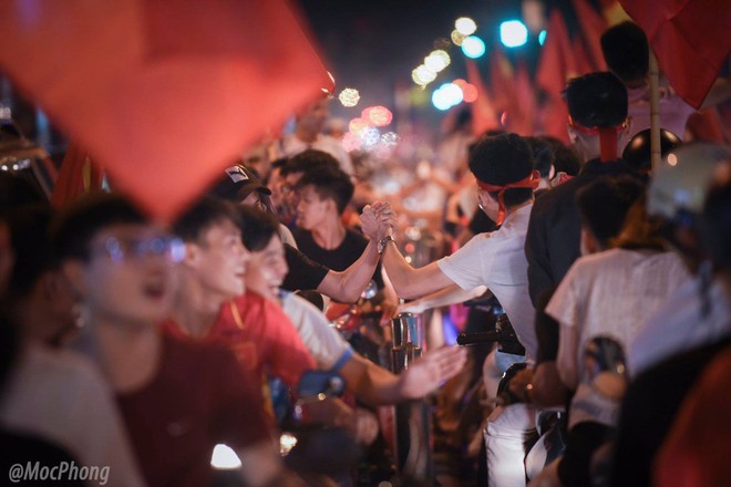 Chùm ảnh: Cái chạm tay của những người lạ nhưng cùng tình yêu bóng đá sau chiến thắng nghẹt thở của Olympic Việt Nam - Ảnh 4.
