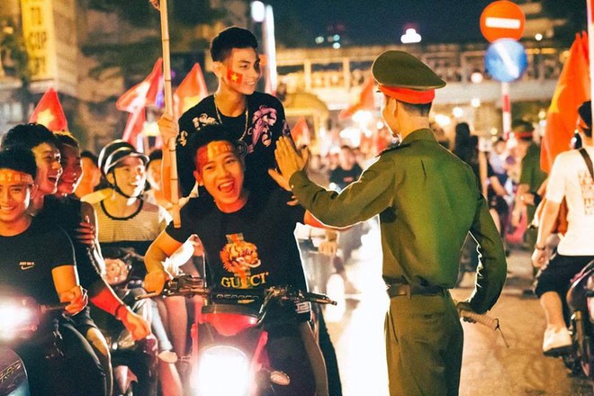 Clip anh CSGT đáng yêu dặn dò đoàn cổ động viên xuống đường ăn mừng chiến thắng: "Cứ chơi đi, đừng quậy là được" - Ảnh 4.