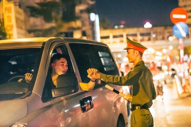 Clip anh CSGT đáng yêu dặn dò đoàn cổ động viên xuống đường ăn mừng chiến thắng: "Cứ chơi đi, đừng quậy là được" - Ảnh 4.