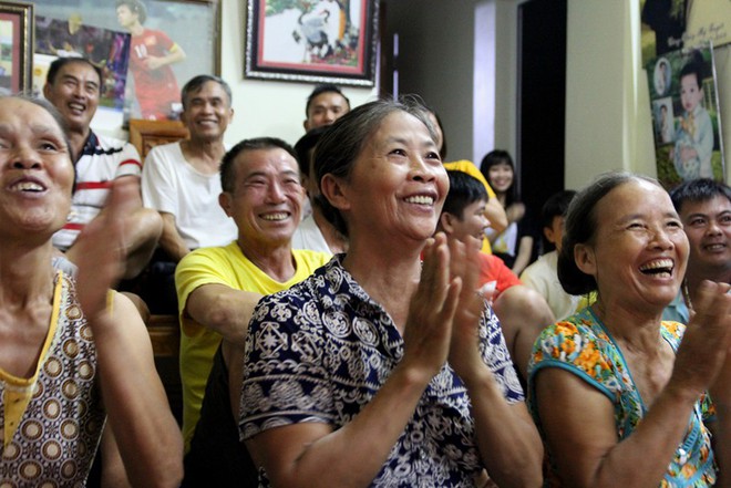 Những cảm xúc chưa kể của mẹ Công Phượng và Tiến Dũng sau chiến thắng của Olympic Việt Nam - Ảnh 1.