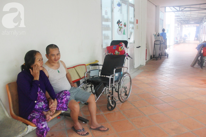 X&oacute;t cảnh người mẹ gi&agrave; c&ograve;ng lưng, d&igrave;u đứa con trai m&eacute;o đầu đến bệnh viện m&agrave; kh&ocirc;ng đủ tiền để chữa trị - Ảnh 1.
