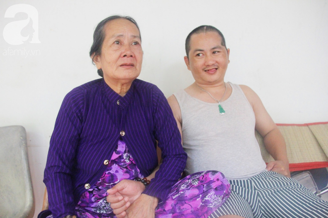 X&oacute;t cảnh người mẹ gi&agrave; c&ograve;ng lưng, d&igrave;u đứa con trai m&eacute;o đầu đến bệnh viện m&agrave; kh&ocirc;ng đủ tiền để chữa trị - Ảnh 2.