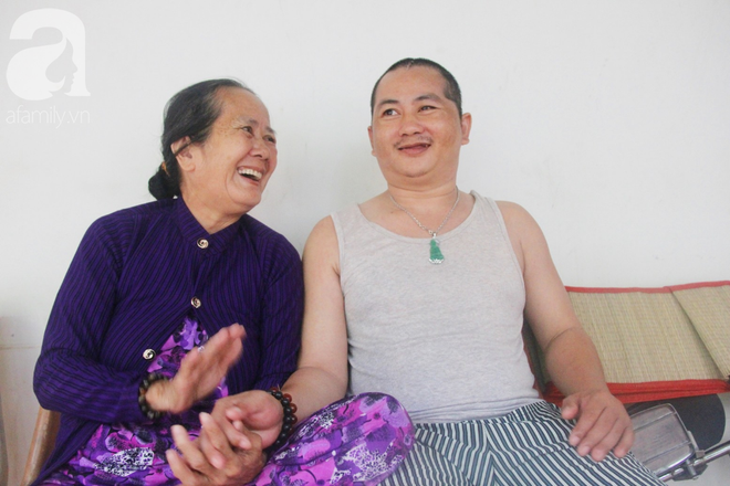 X&oacute;t cảnh người mẹ gi&agrave; c&ograve;ng lưng, d&igrave;u đứa con trai m&eacute;o đầu đến bệnh viện m&agrave; kh&ocirc;ng đủ tiền để chữa trị - Ảnh 14.