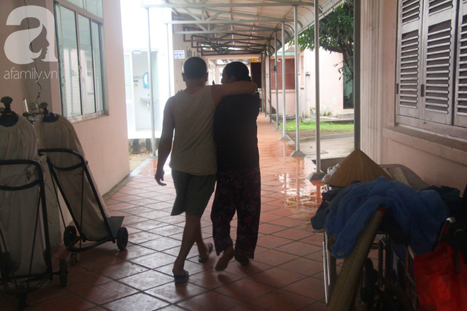 X&oacute;t cảnh người mẹ gi&agrave; c&ograve;ng lưng, d&igrave;u đứa con trai m&eacute;o đầu đến bệnh viện m&agrave; kh&ocirc;ng đủ tiền để chữa trị - Ảnh 16.