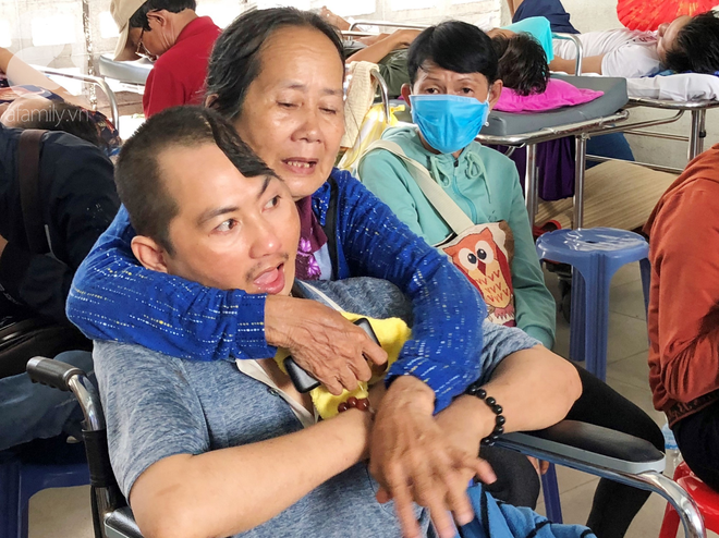 X&oacute;t cảnh người mẹ gi&agrave; c&ograve;ng lưng, d&igrave;u đứa con trai m&eacute;o đầu đến bệnh viện m&agrave; kh&ocirc;ng đủ tiền để chữa trị - Ảnh 3.