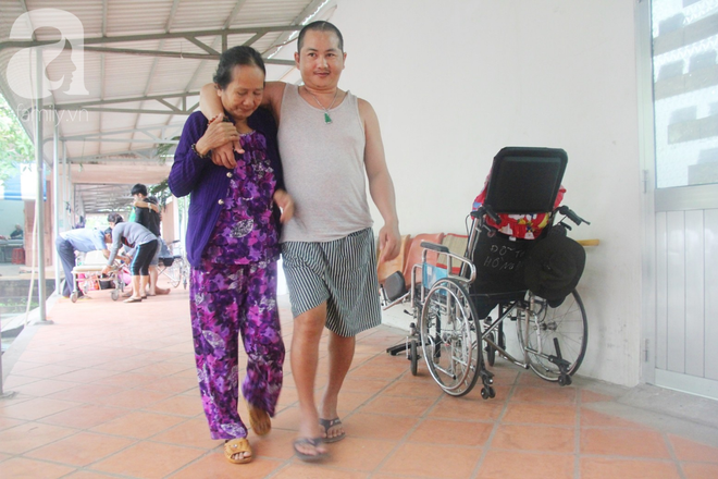 X&oacute;t cảnh người mẹ gi&agrave; c&ograve;ng lưng, d&igrave;u đứa con trai m&eacute;o đầu đến bệnh viện m&agrave; kh&ocirc;ng đủ tiền để chữa trị - Ảnh 7.