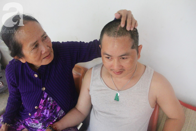 X&oacute;t cảnh người mẹ gi&agrave; c&ograve;ng lưng, d&igrave;u đứa con trai m&eacute;o đầu đến bệnh viện m&agrave; kh&ocirc;ng đủ tiền để chữa trị - Ảnh 8.