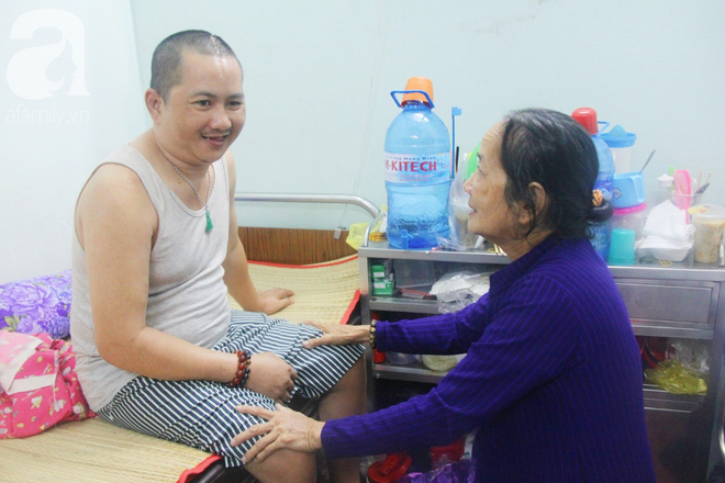 X&oacute;t cảnh người mẹ gi&agrave; c&ograve;ng lưng, d&igrave;u đứa con trai m&eacute;o đầu đến bệnh viện m&agrave; kh&ocirc;ng đủ tiền để chữa trị - Ảnh 9.