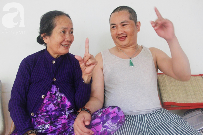 X&oacute;t cảnh người mẹ gi&agrave; c&ograve;ng lưng, d&igrave;u đứa con trai m&eacute;o đầu đến bệnh viện m&agrave; kh&ocirc;ng đủ tiền để chữa trị - Ảnh 10.