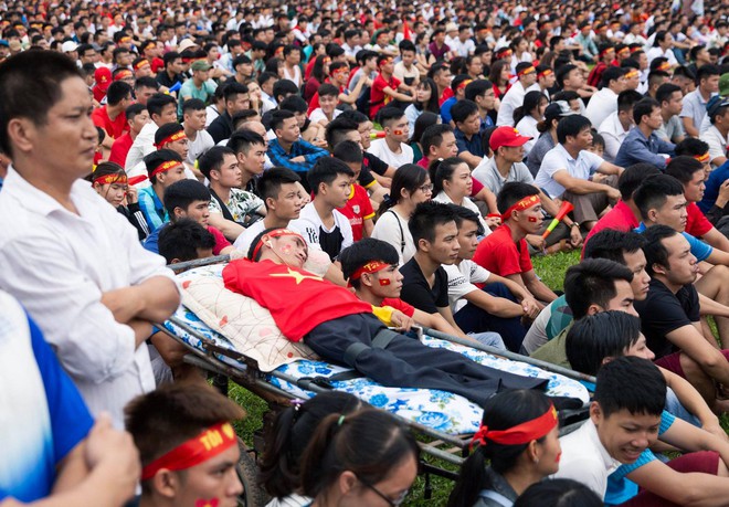Người đ&agrave;n &ocirc;ng khuyết tật nằm tr&ecirc;n xe c&aacute;ng cổ vũ Olympic Việt Nam: T&igrave;nh y&ecirc;u thể thao đ&aacute;ng ngưỡng mộ của 1 cổ động vi&ecirc;n nhiệt huyết - Ảnh 3.