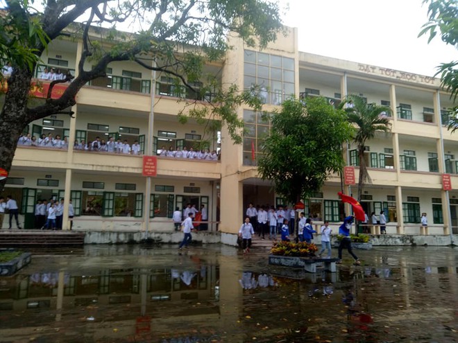 Hơn 1000 học sinh và thầy cô đội mưa hô vang Việt Nam vô địch, tinh thần bóng đá xịn xò nhất là đây chứ đâu - Ảnh 4.