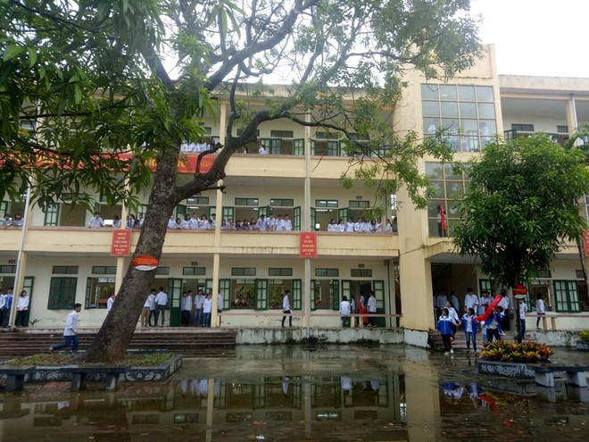 Hơn 1000 học sinh và thầy cô đội mưa hô vang Việt Nam vô địch, tinh thần bóng đá xịn xò nhất là đây chứ đâu - Ảnh 5.