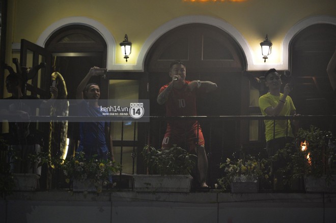 Clip: Tuấn Hưng ngẫu hứng ra ban công nhà hát vang “Nối vòng tay lớn”, quẩy hết mình cùng hàng trăm cổ động viên bên dưới! - Ảnh 6.