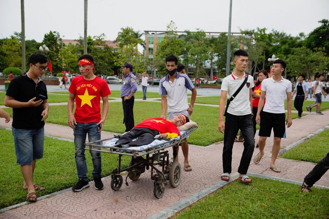 Người đàn ông khuyết tật nằm trên xe cáng cổ vũ Olympic Việt Nam: Tình yêu thể thao đáng ngưỡng mộ của 1 cổ động viên nhiệt huyết - Ảnh 2.