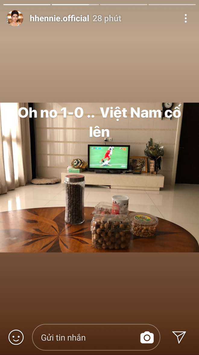 Thanh Tú bật khóc, Mỹ Linh và các thí sinh Hoa hậu Việt Nam 2018 vỡ oà trước cú ghi bàn tuyệt đẹp của Minh Vương - Ảnh 9.