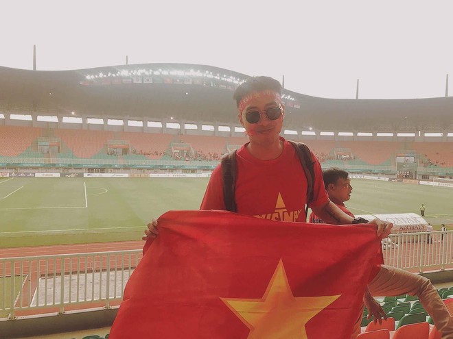 Vợ chồng Only C đã có mặt tại Indonesia, rạng rỡ giơ cao cờ Việt Nam trên khán đài sân vận động  - Ảnh 4.