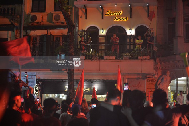 Clip: Tuấn Hưng ngẫu hứng ra ban công nhà hát vang “Nối vòng tay lớn”, quẩy hết mình cùng hàng trăm cổ động viên bên dưới! - Ảnh 6.