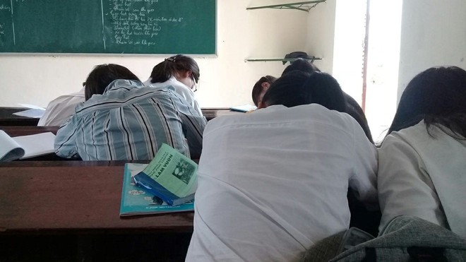 Trong khi cả Việt Nam cuồng nhiệt c&ugrave;ng b&oacute;ng đ&aacute; th&igrave; những sinh vi&ecirc;n n&agrave;y vẫn cặm cụi học ở giảng đường - Ảnh 3.