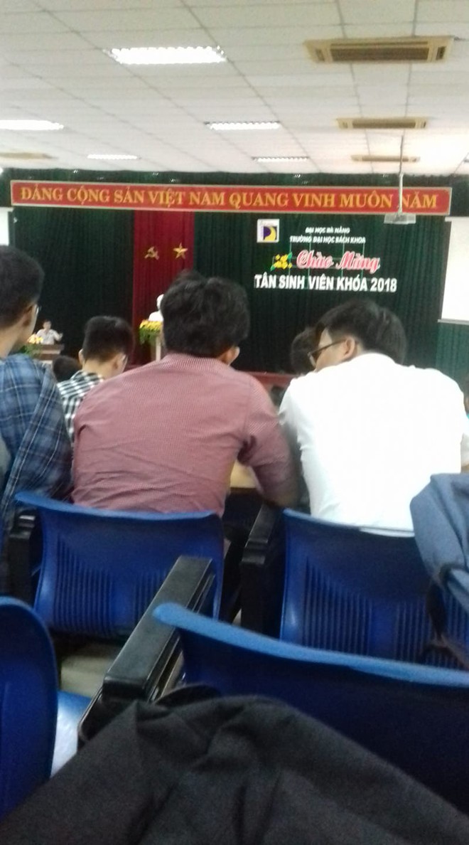 Trong khi cả Việt Nam cuồng nhiệt c&ugrave;ng b&oacute;ng đ&aacute; th&igrave; những sinh vi&ecirc;n n&agrave;y vẫn cặm cụi học ở giảng đường - Ảnh 5.