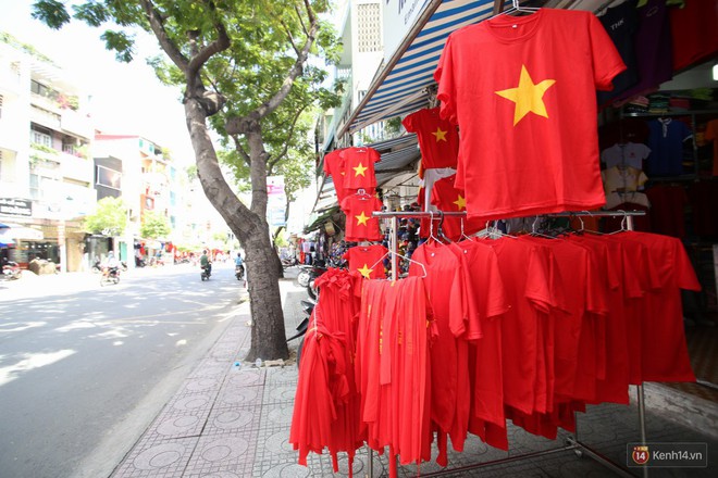 Trận Việt Nam Hàn Quốc: Người Sài Gòn mua cờ, áo cổ vũ Olympic Việt Nam - Ảnh 2. Trận Việt Nam Hàn Quốc: Người Sài Gòn mua cờ, áo cổ vũ Olympic Việt Nam - Ảnh 2.