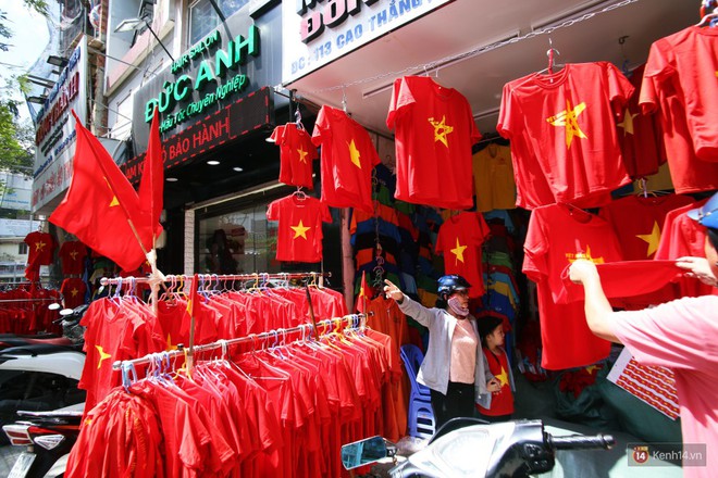 Trận Việt Nam Hàn Quốc: Người Sài Gòn mua cờ, áo cổ vũ Olympic Việt Nam - Ảnh 10.