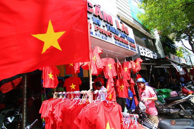 Trận Việt Nam Hàn Quốc: Người Sài Gòn mua cờ, áo cổ vũ Olympic Việt Nam - Ảnh 9. Trận Việt Nam Hàn Quốc: Người Sài Gòn mua cờ, áo cổ vũ Olympic Việt Nam - Ảnh 9.