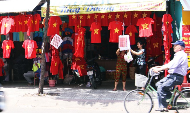 Trận Việt Nam Hàn Quốc: Người Sài Gòn mua cờ, áo cổ vũ Olympic Việt Nam - Ảnh 4.