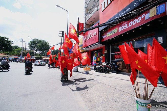 Trận Việt Nam Hàn Quốc: Người Sài Gòn mua cờ, áo cổ vũ Olympic Việt Nam - Ảnh 5. Trận Việt Nam Hàn Quốc: Người Sài Gòn mua cờ, áo cổ vũ Olympic Việt Nam - Ảnh 5.