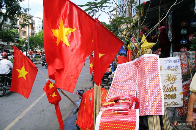 Trận Việt Nam Hàn Quốc: Người Sài Gòn mua cờ, áo cổ vũ Olympic Việt Nam - Ảnh 3.