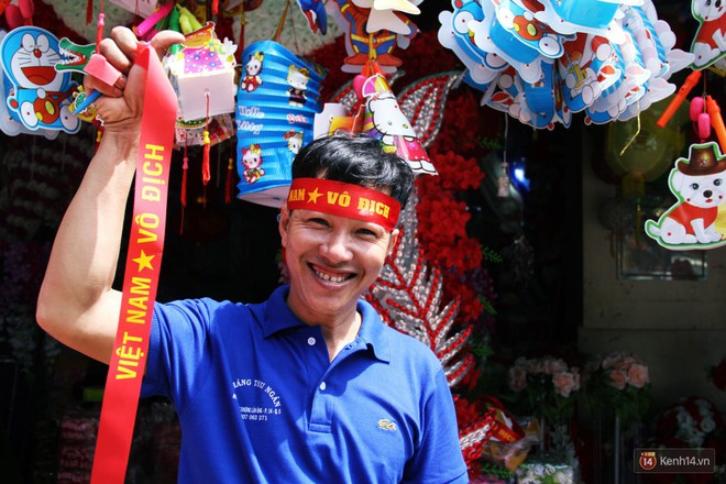 Trận Việt Nam Hàn Quốc: Người Sài Gòn mua cờ, áo cổ vũ Olympic Việt Nam - Ảnh 14.