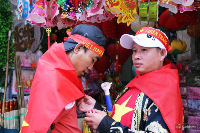 Trận Việt Nam Hàn Quốc: Người Sài Gòn mua cờ, áo cổ vũ Olympic Việt Nam - Ảnh 12.