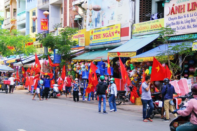 Trận Việt Nam Hàn Quốc: Người Sài Gòn mua cờ, áo cổ vũ Olympic Việt Nam - Ảnh 1. Trận Việt Nam Hàn Quốc: Người Sài Gòn mua cờ, áo cổ vũ Olympic Việt Nam - Ảnh 1.