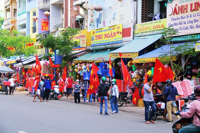 Trận Việt Nam Hàn Quốc: Người Sài Gòn mua cờ, áo cổ vũ Olympic Việt Nam - Ảnh 1.