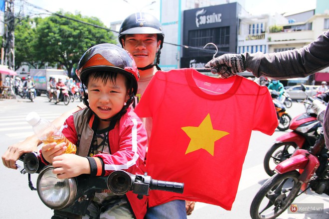 Trận Việt Nam Hàn Quốc: Người Sài Gòn mua cờ, áo cổ vũ Olympic Việt Nam