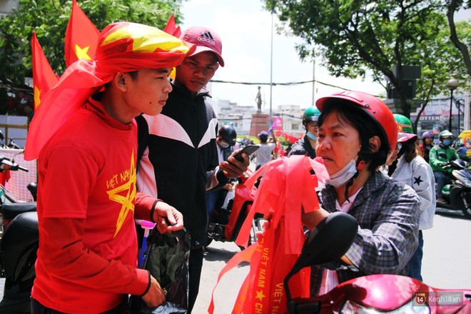 Trận Việt Nam Hàn Quốc: Người Sài Gòn mua cờ, áo cổ vũ Olympic Việt Nam - Ảnh 11. Trận Việt Nam Hàn Quốc: Người Sài Gòn mua cờ, áo cổ vũ Olympic Việt Nam - Ảnh 11.