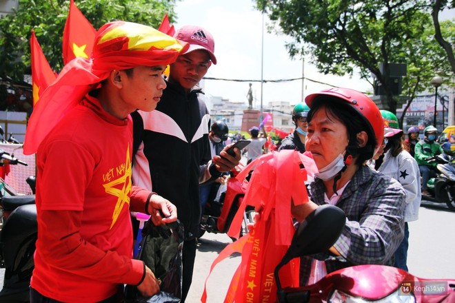 Trận Việt Nam Hàn Quốc: Người Sài Gòn mua cờ, áo cổ vũ Olympic Việt Nam  - Ảnh 11.