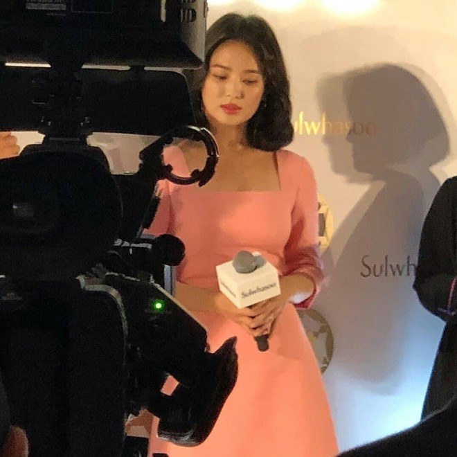 Ngược đời Song Hye Kyo dự sự kiện: H&igrave;nh ch&iacute;nh thức d&igrave;m đau đớn, ảnh fan chụp vội lại đẹp tựa nữ thần - Ảnh 6.
