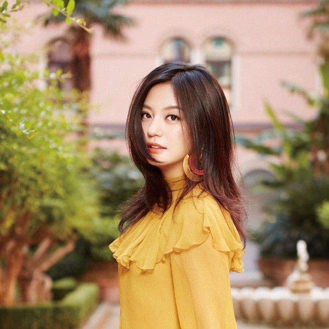 Bất ngờ trước nhan sắc tươi trẻ của &Eacute;n nhỏ Triệu Vy, c&agrave;ng ngạc nhi&ecirc;n hơn khi c&ocirc; chỉ cần những mẹo n&agrave;y để hack tuổi - Ảnh 4.