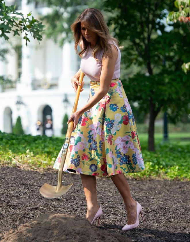 Chanh xả mọi lúc mọi nơi: Đệ nhất phu nhân Mỹ mặc váy xòe, đi giày cao chục tấc để... cuốc đất - Ảnh 3.