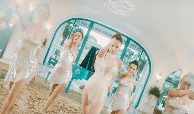 Phải c&oacute; thần nh&atilde;n bạn mới nhận ra sự cố lộ h&agrave;ng trong MV mới toanh của Hồ Ngọc H&agrave; - Ảnh 3.