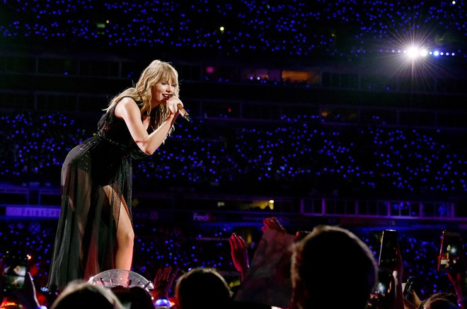 Từng bị tượng đ&agrave;i Aretha Franklin ẩn &yacute; ch&ecirc; bai, cử chỉ n&agrave;y của Taylor Swift khiến ai cũng thấy m&aacute;t l&ograve;ng m&aacute;t dạ - Ảnh 4.