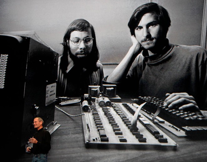 13 cột mốc ấn tượng của Apple trong hành trình trở thành công ty công nghệ nghìn tỉ đô đầu tiên trên thế giới - Ảnh 1.