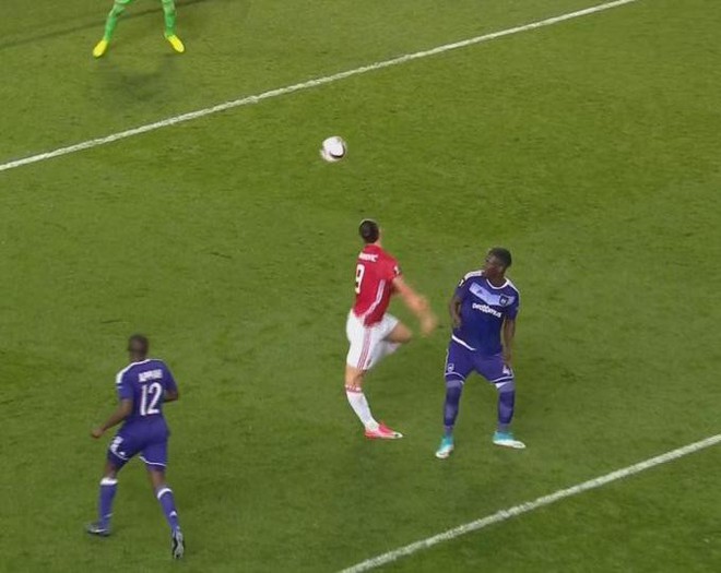 Ibrahimovic lần đầu tiết lộ h&igrave;nh ảnh chấn thương đ&aacute;ng sợ ở MU - Ảnh 2.