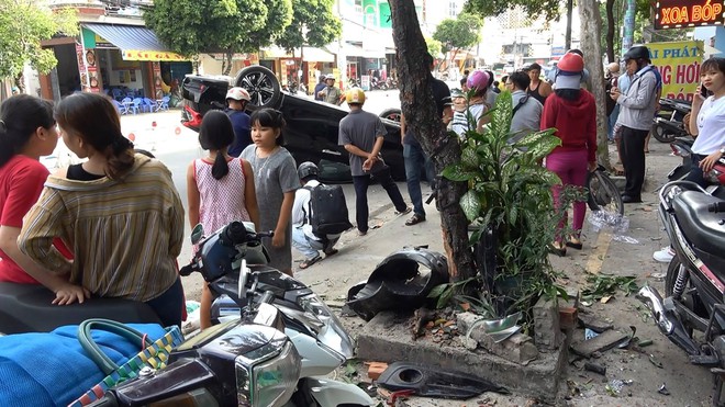 Ô tô “làm loạn” trên phố, tông văng người vào bờ tường rồi “phơi bụng” trước tiệm massage ở Sài Gòn - Ảnh 3.