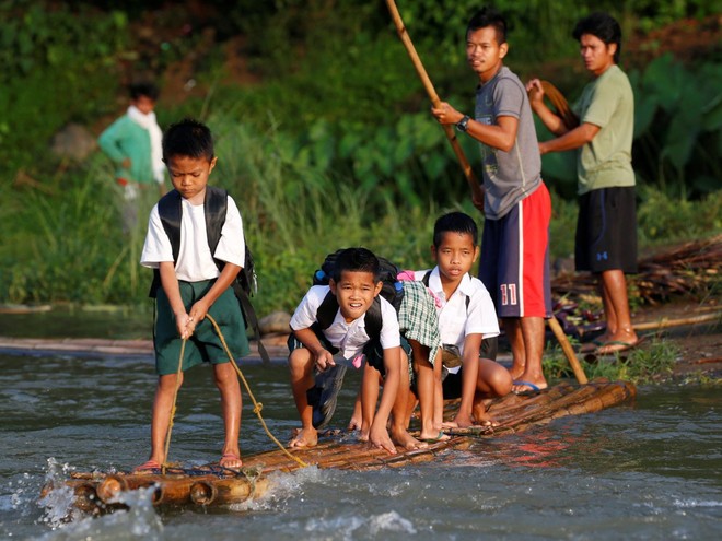 Bộ ảnh gây sốt về những con đường đến trường đầy hiểm nguy của học sinh trên thế giới, 1 phút sơ sẩy là mất mạng - Ảnh 9.